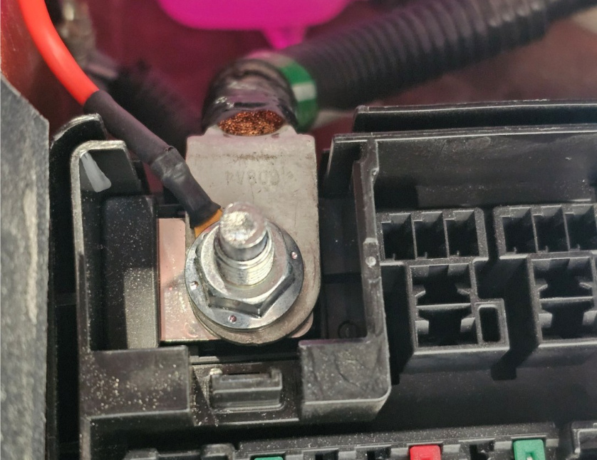 Power harness wire connected with the factory cable at the hybrid power lug